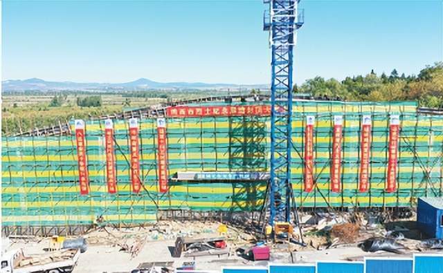 雞西市烈士紀(jì)念展館設(shè)計建筑面積2000平方米，主體工程封頂