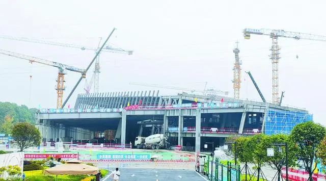 三星堆博物館新館項(xiàng)目建筑面積約5.44萬平方米，地上主體封頂