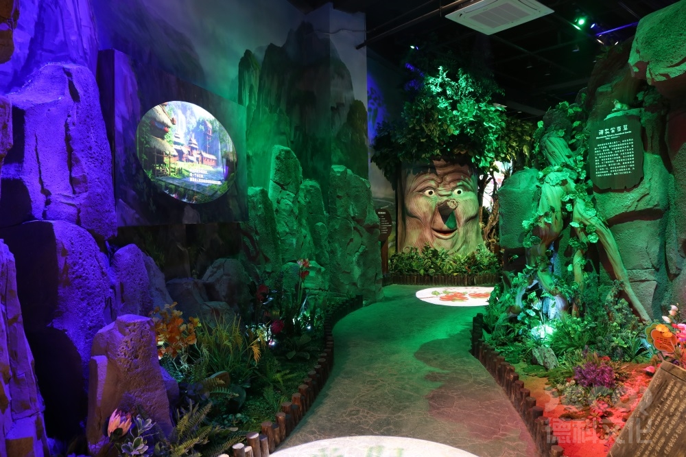 在科技展廳設(shè)計(jì)中，如何運(yùn)用數(shù)字化展示和信息交流技術(shù)？